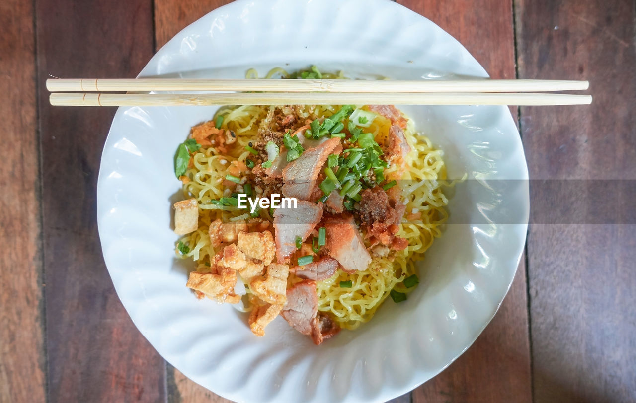 HIGH ANGLE VIEW OF FOOD IN PLATE