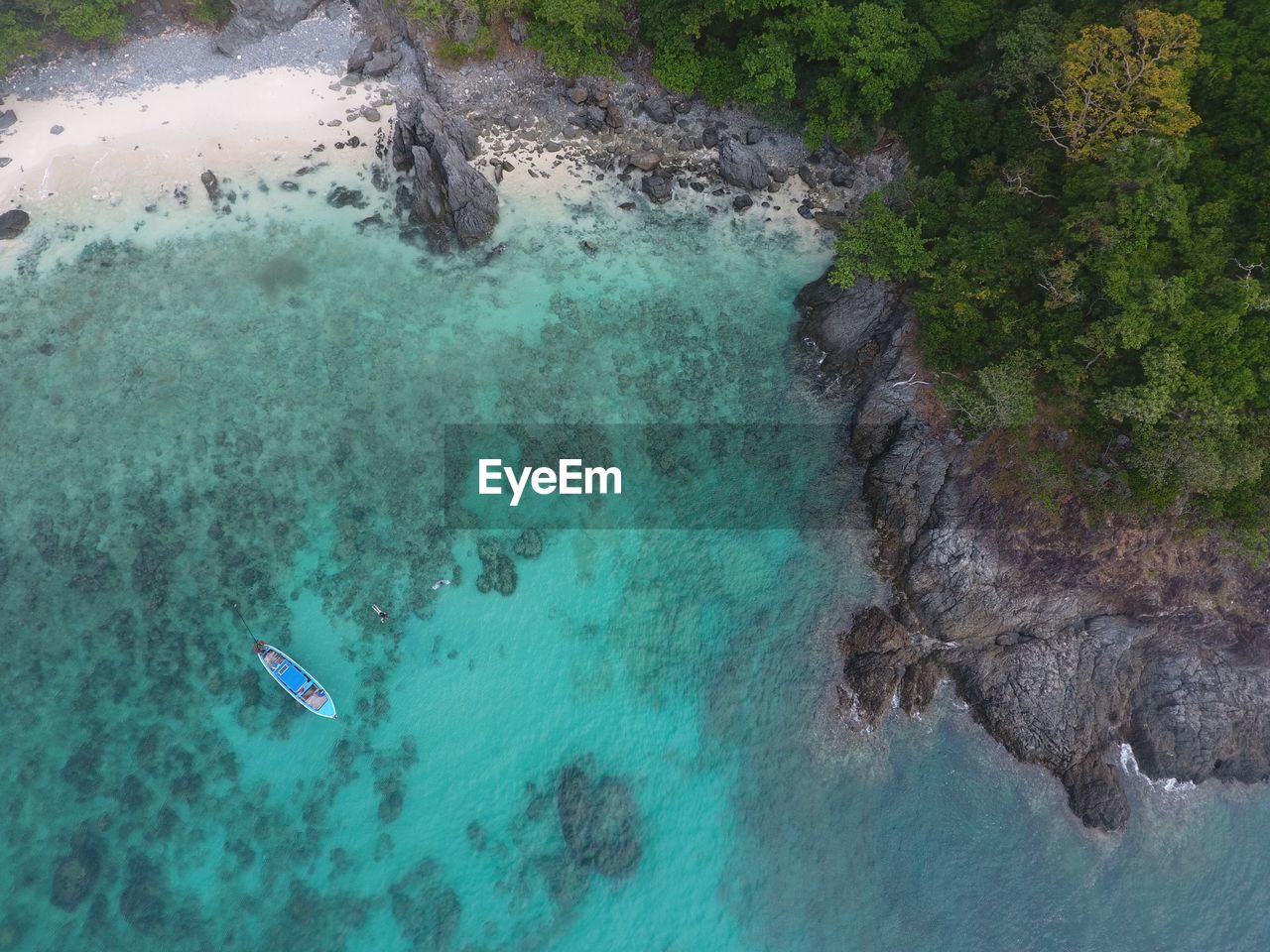 HIGH ANGLE VIEW OF BOAT IN SEA