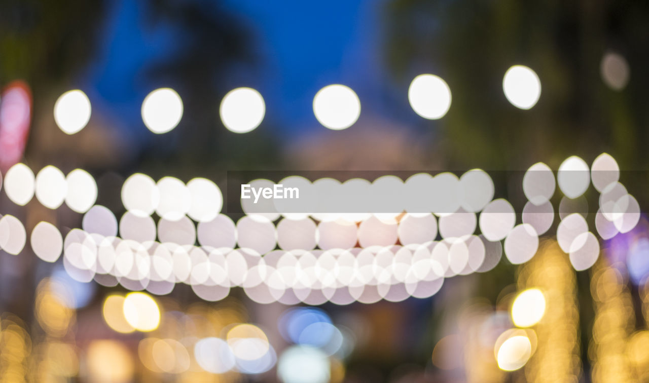 DEFOCUSED IMAGE OF ILLUMINATED LIGHTS