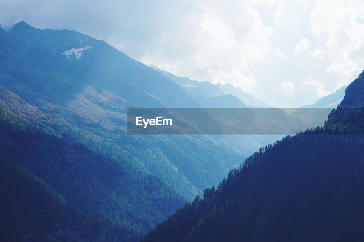 PANORAMIC VIEW OF MOUNTAINS AGAINST SKY