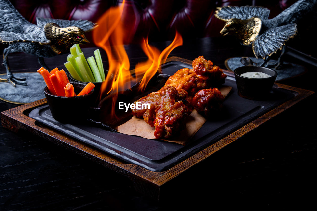 HIGH ANGLE VIEW OF MEAT IN COOKING ON TABLE