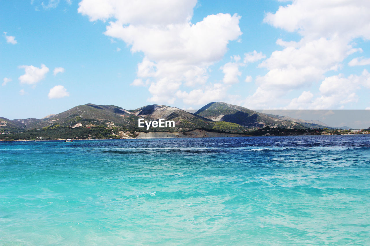 SCENIC VIEW OF SEA BY MOUNTAINS AGAINST SKY