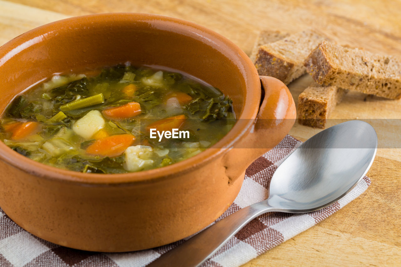 HIGH ANGLE VIEW OF SOUP IN BOWL