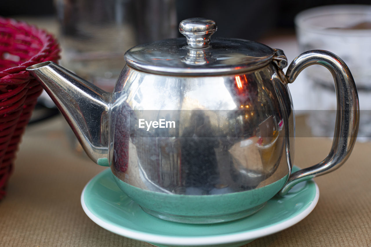 CLOSE-UP OF TEA ON TABLE