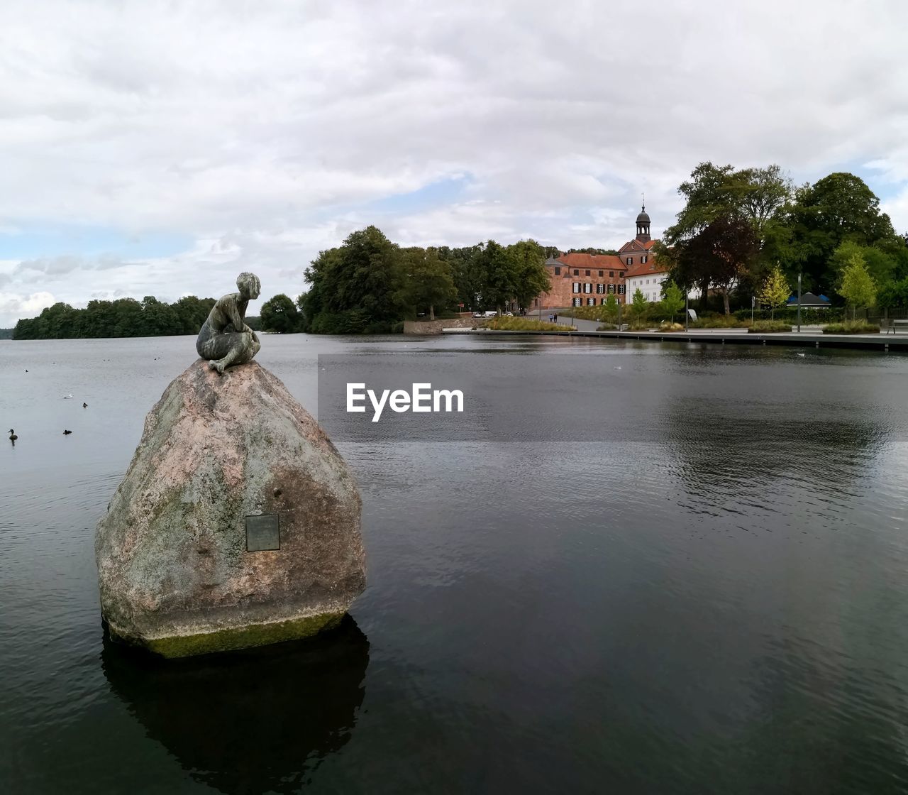 SCENIC VIEW OF RIVER