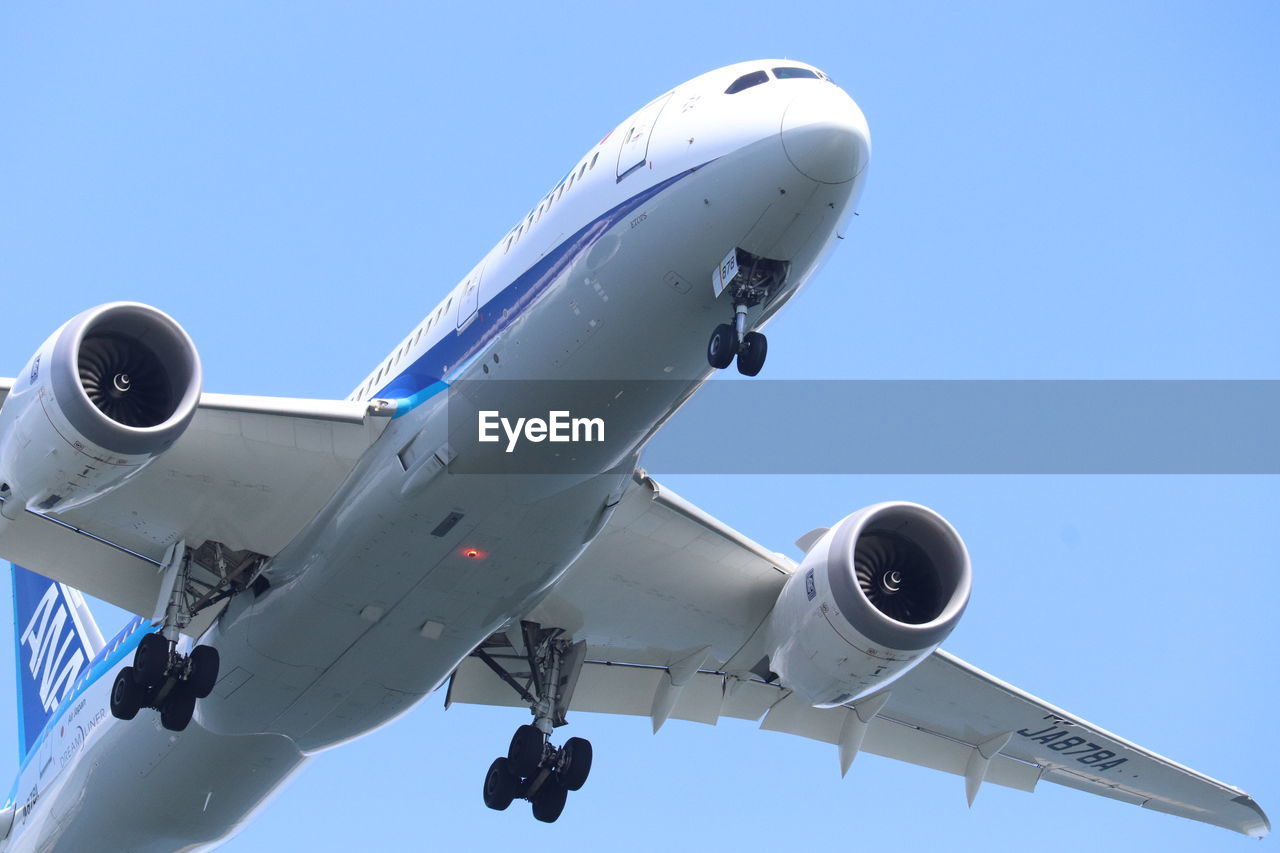 LOW ANGLE VIEW OF AIRPLANE FLYING AGAINST SKY