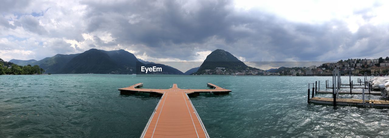 PANORAMIC VIEW OF SEA BY MOUNTAINS AGAINST SKY