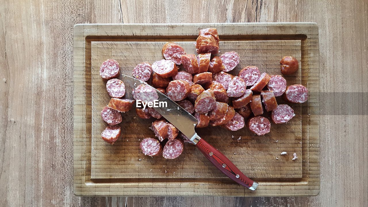 HIGH ANGLE VIEW OF BREAD IN CUTTING BOARD