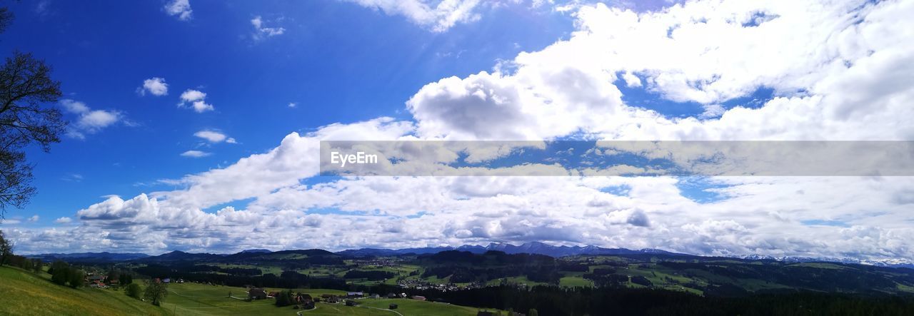 PANORAMIC VIEW OF AGRICULTURAL FIELD AGAINST SKY