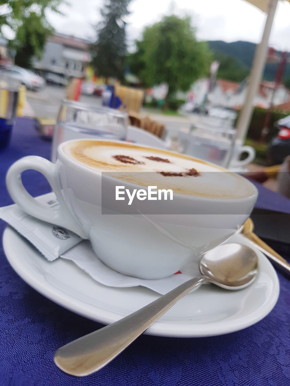 CLOSE-UP OF COFFEE IN CUP ON TABLE