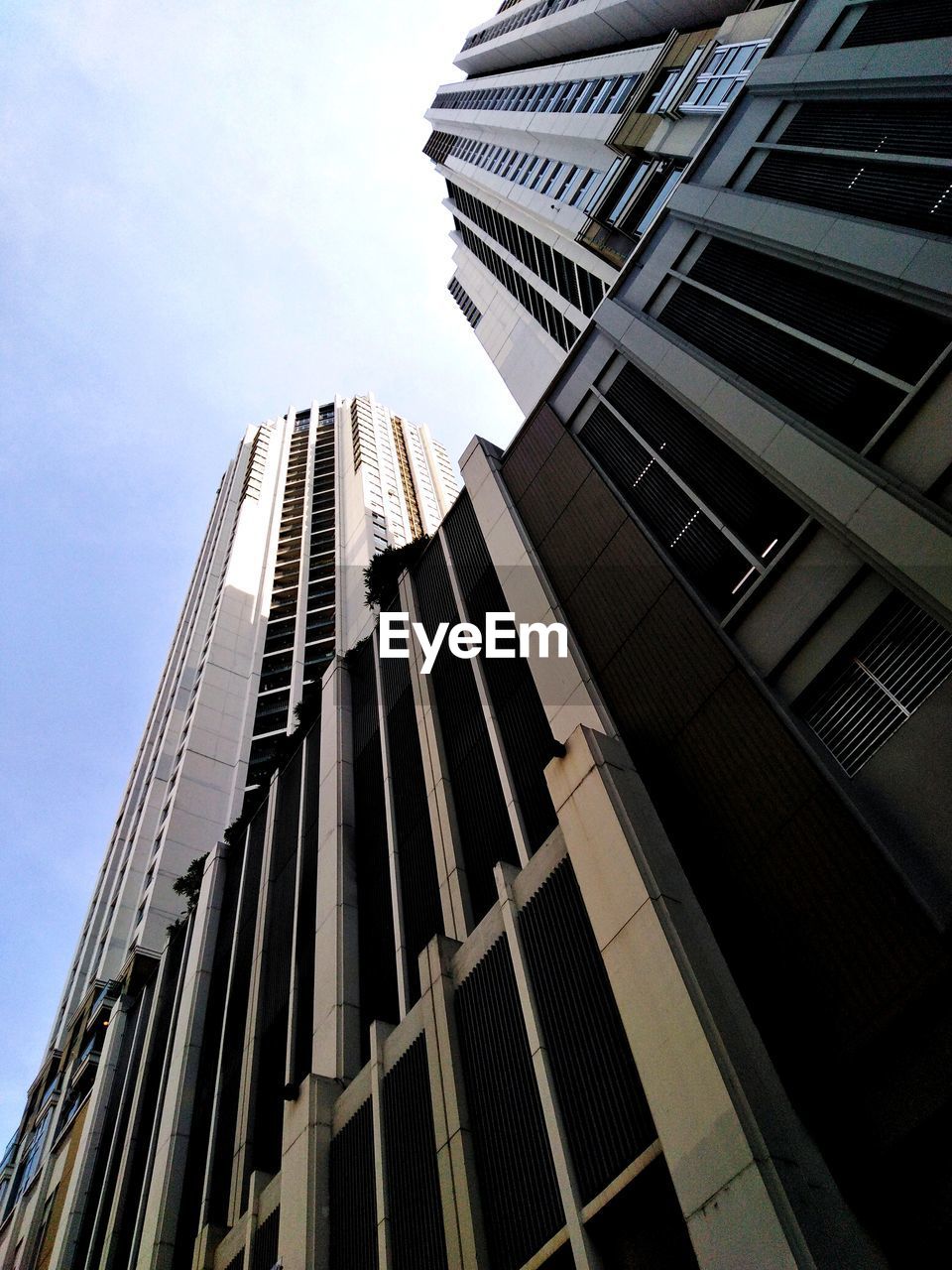 LOW ANGLE VIEW OF BUILDINGS AGAINST SKY