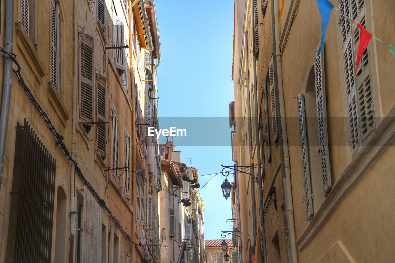 LOW ANGLE VIEW OF BUILDINGS IN CITY