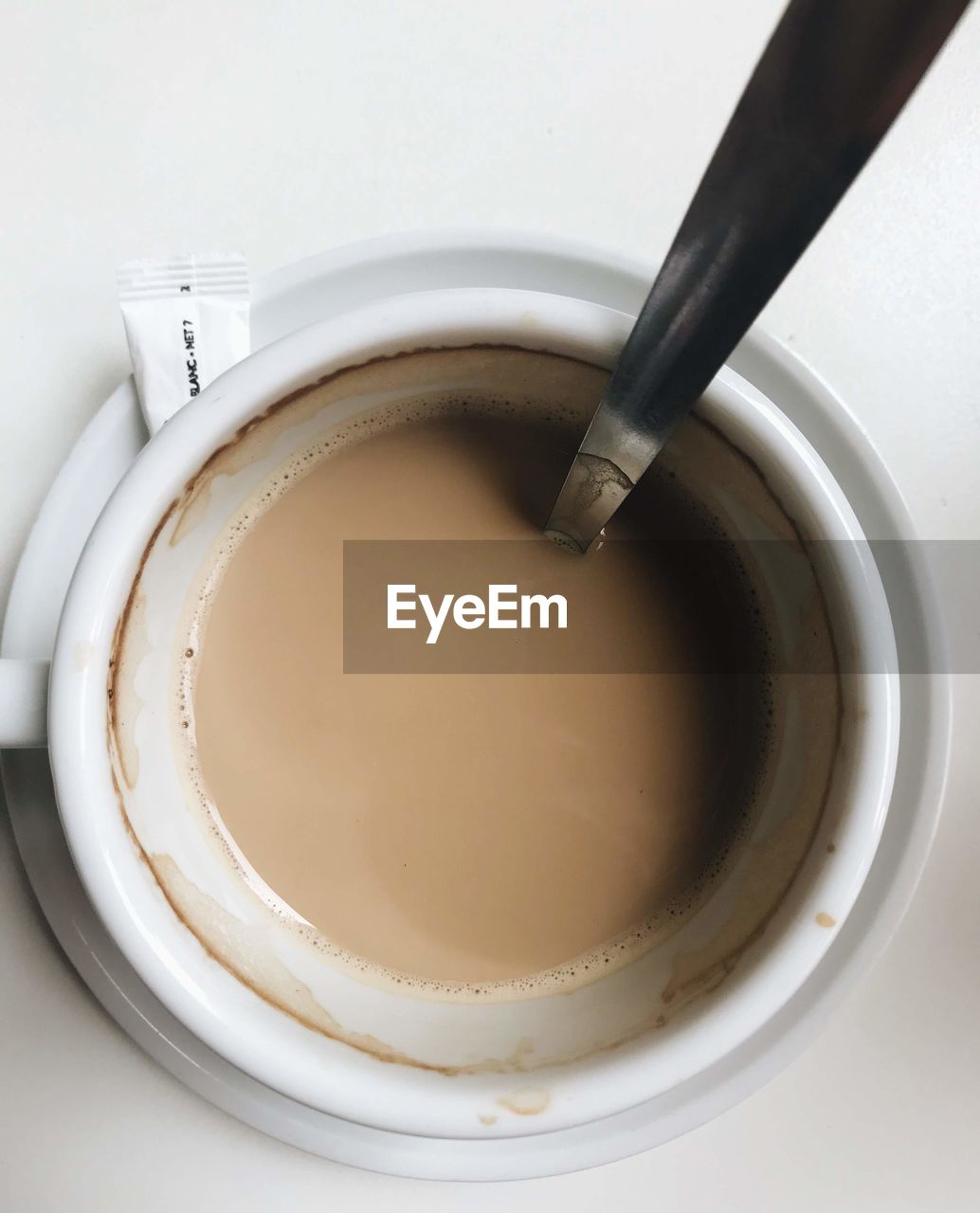 DIRECTLY ABOVE SHOT OF COFFEE IN CUP ON TABLE