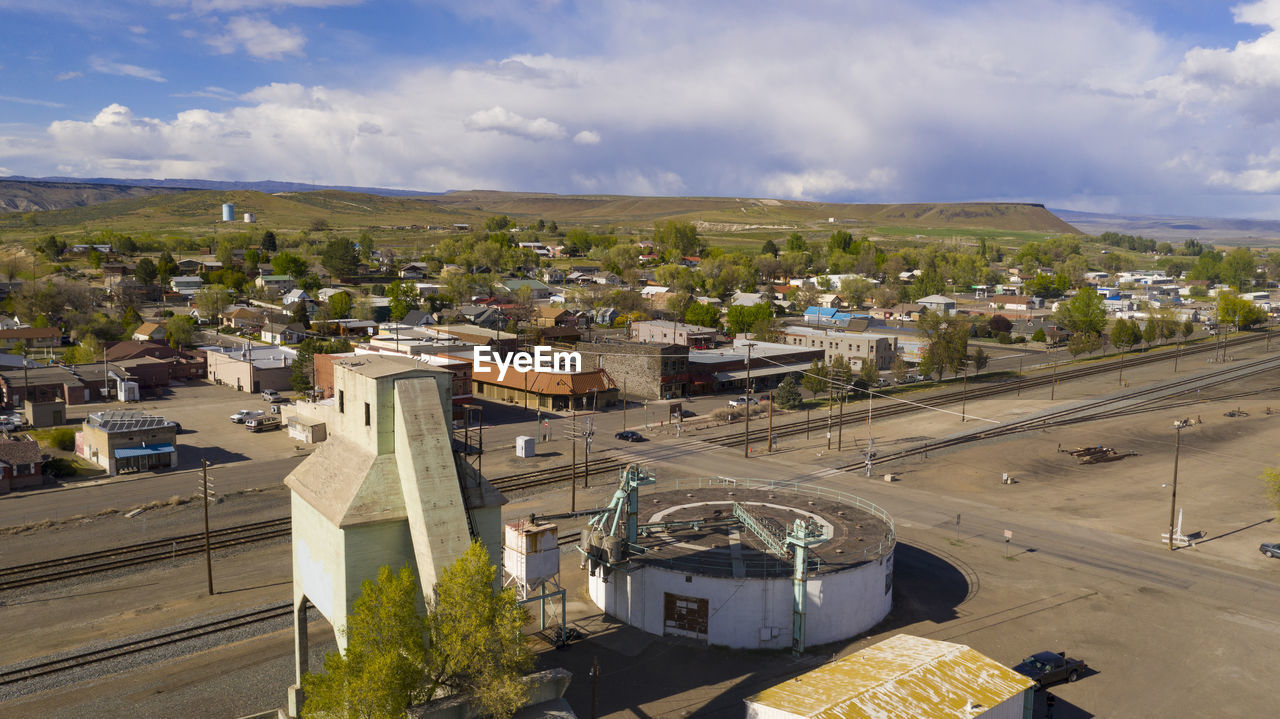 HIGH ANGLE VIEW OF BUILDINGS AGAINST SKY