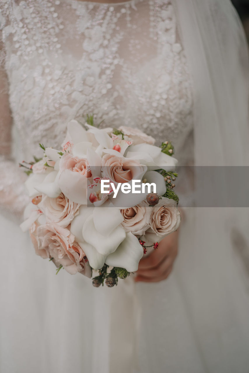 CLOSE-UP OF WHITE ROSE BOUQUET WITH FLOWER PETALS