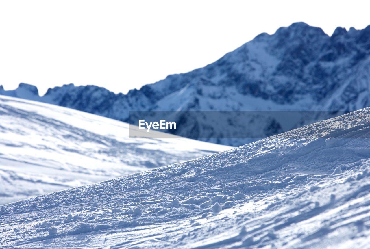 SNOW COVERED MOUNTAIN AGAINST SKY