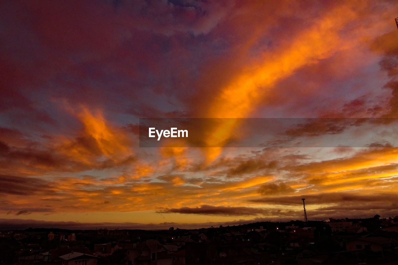 SCENIC VIEW OF DRAMATIC SKY OVER SILHOUETTE CITY