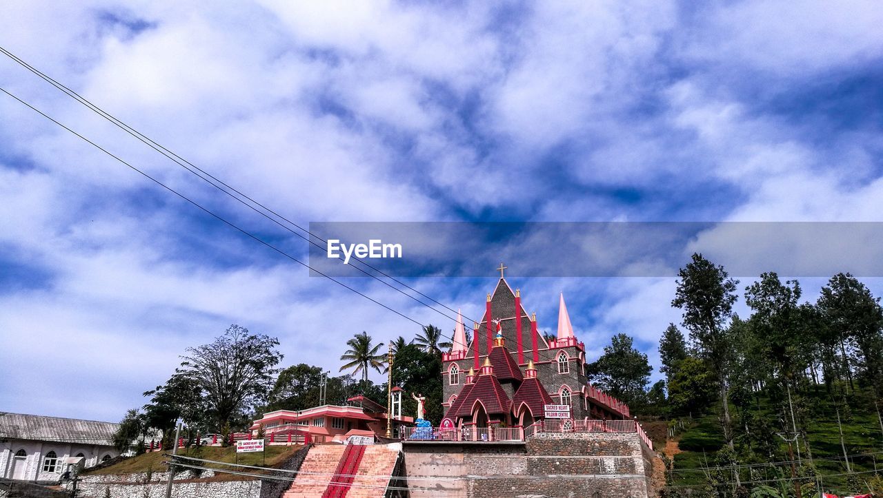 LOW ANGLE VIEW OF BUILDINGS AGAINST SKY