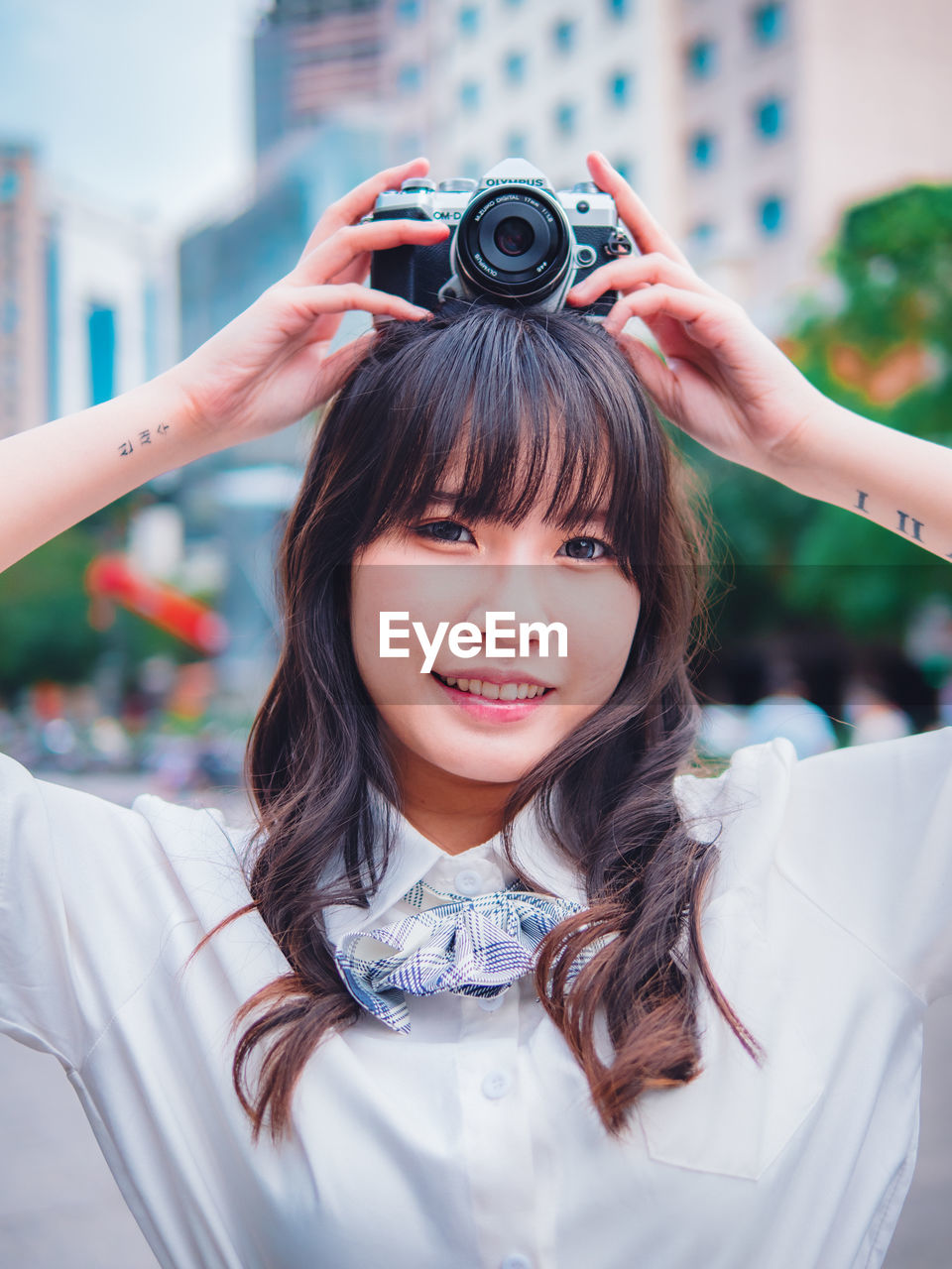 PORTRAIT OF YOUNG WOMAN PHOTOGRAPHING