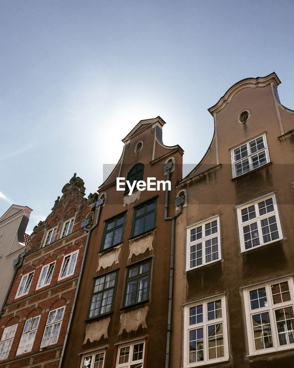 LOW ANGLE VIEW OF BUILDINGS AGAINST CLEAR SKY