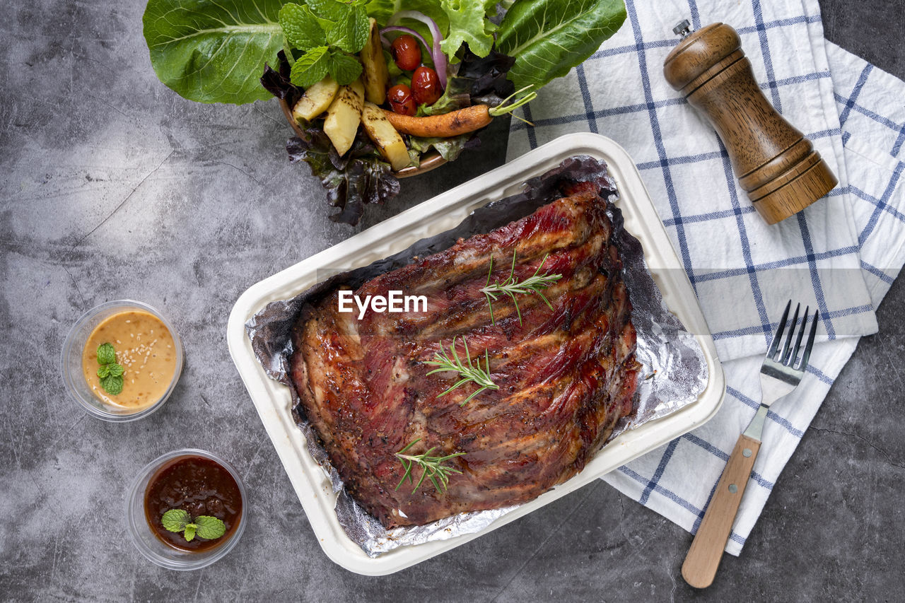 HIGH ANGLE VIEW OF MEAL IN TRAY