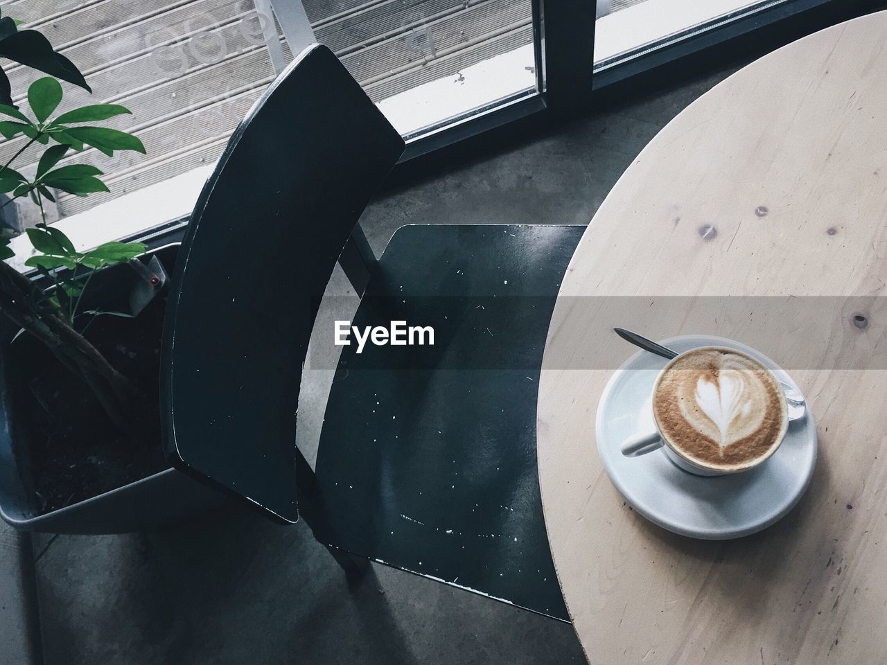 HIGH ANGLE VIEW OF COFFEE IN CUP ON TABLE