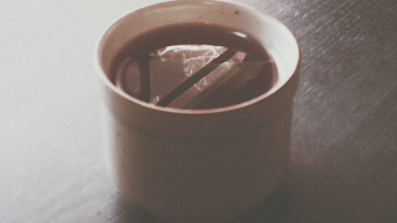 HIGH ANGLE VIEW OF DRINK ON TABLE