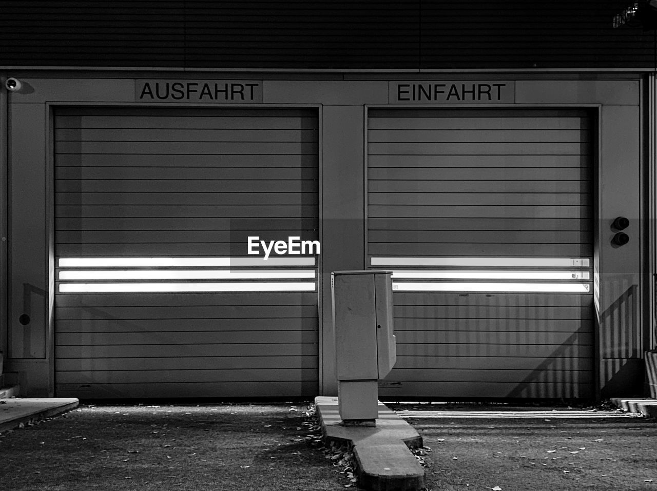 CLOSED SIGN ON BUILDING