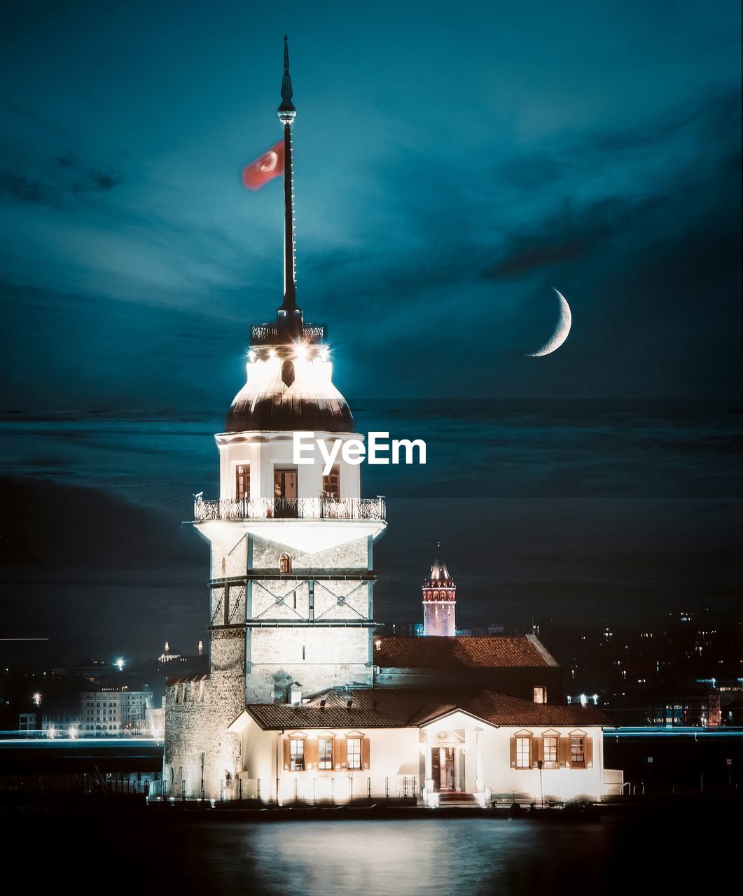 VIEW OF ILLUMINATED BUILDING AT NIGHT