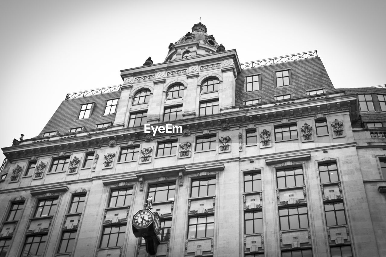 LOW ANGLE VIEW OF OLD BUILDING AGAINST SKY