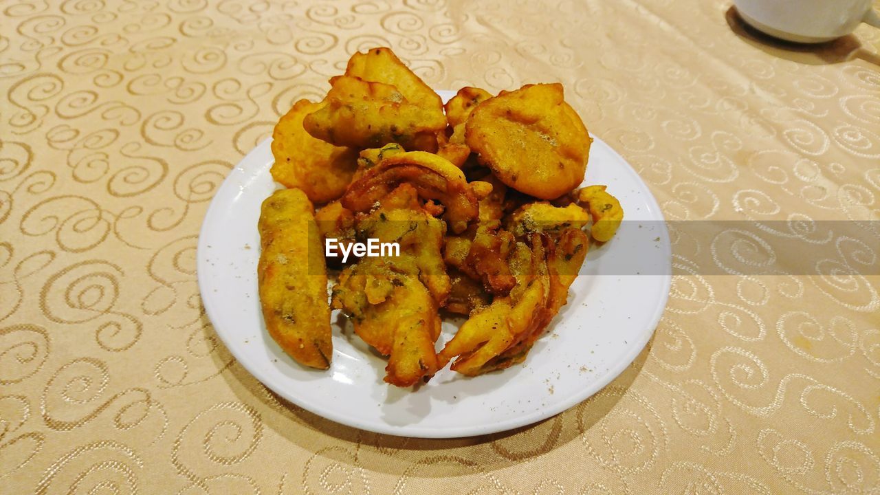 HIGH ANGLE VIEW OF FOOD SERVED IN PLATE