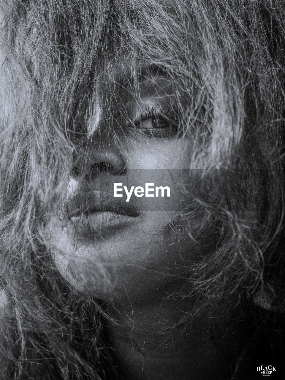 CLOSE-UP PORTRAIT OF WOMAN