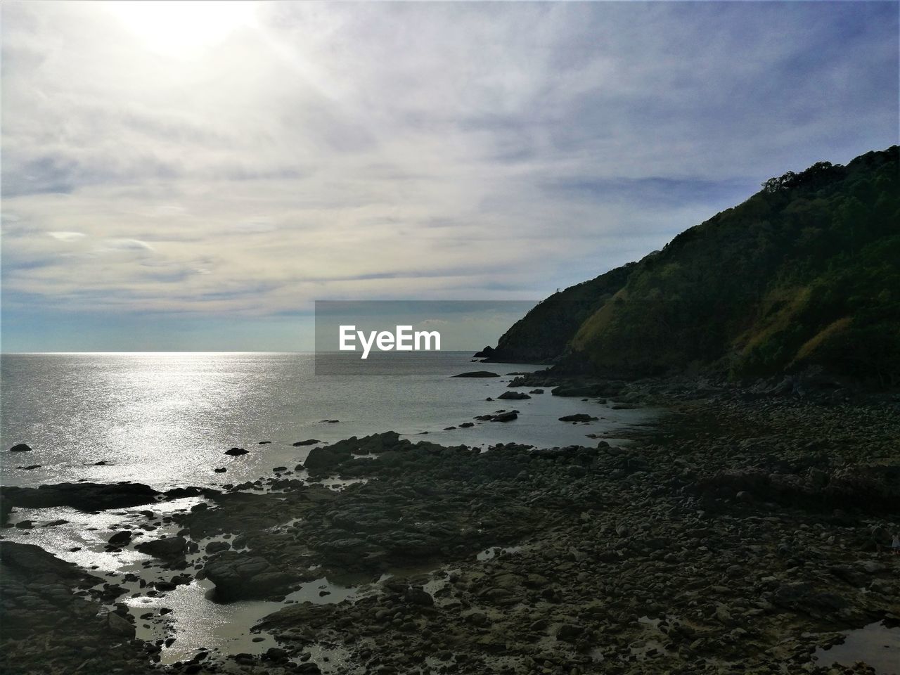 SCENIC VIEW OF SEA BY MOUNTAINS AGAINST SKY