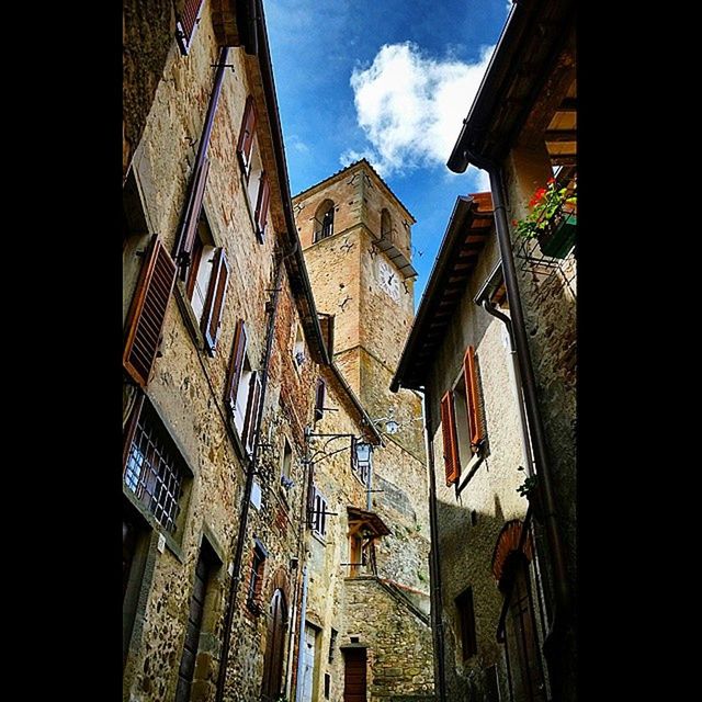 LOW ANGLE VIEW OF BUILDINGS AGAINST SKY