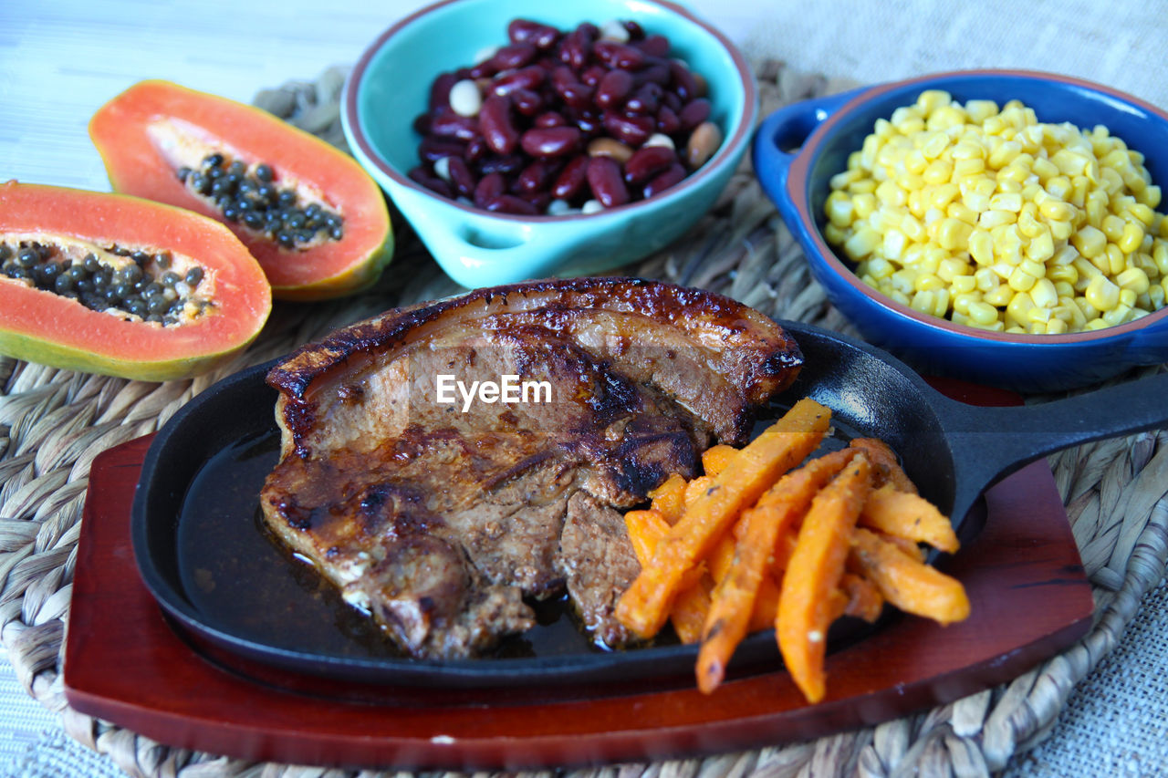 CLOSE-UP OF FOOD IN TRAY