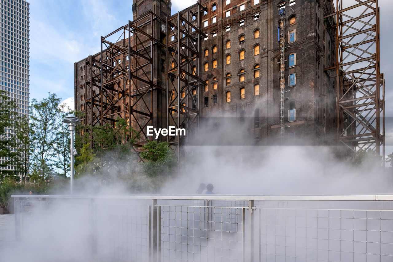 PANORAMIC SHOT OF BUILDING IN CITY