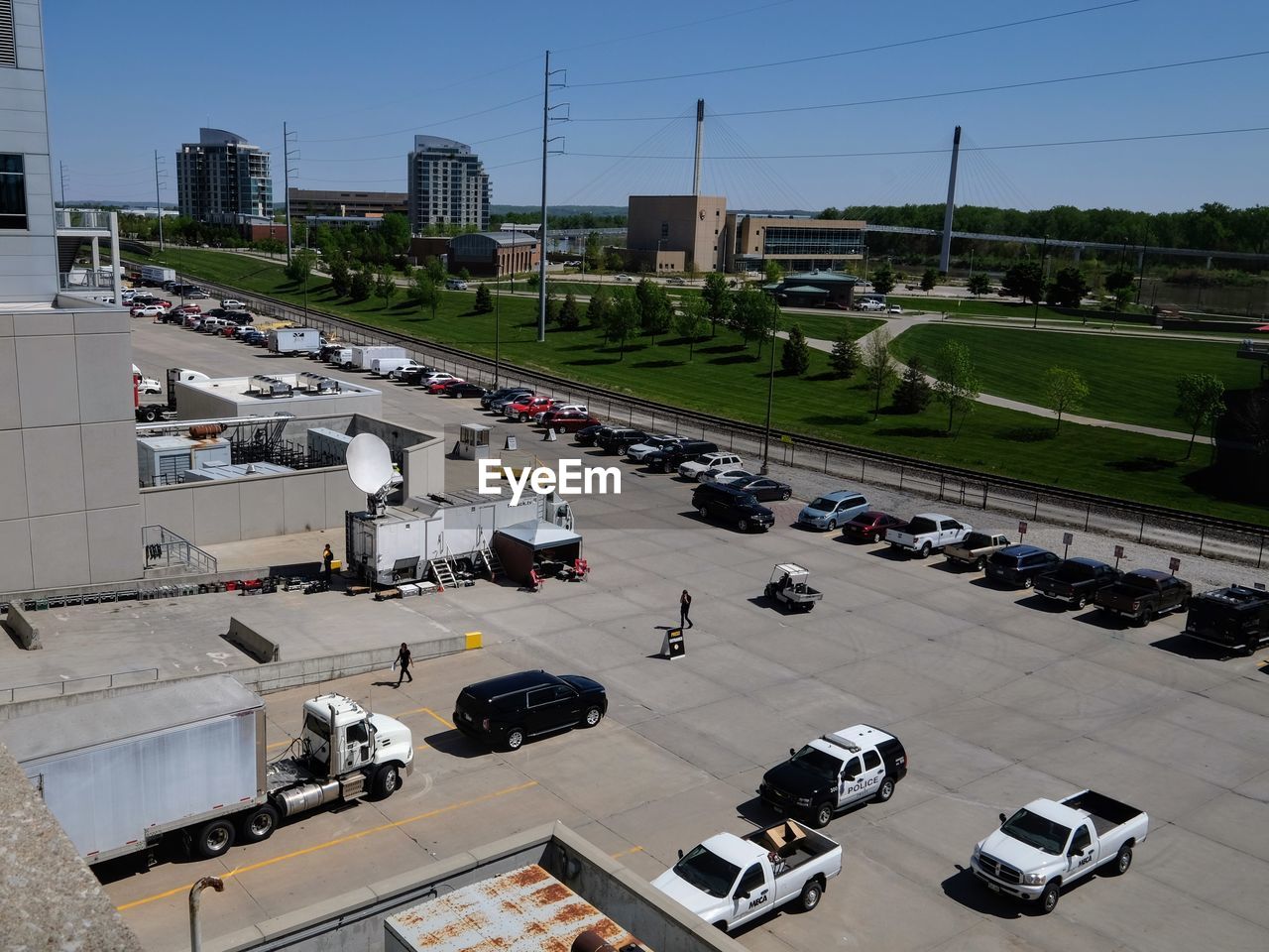 HIGH ANGLE VIEW OF CARS MOVING ON ROAD