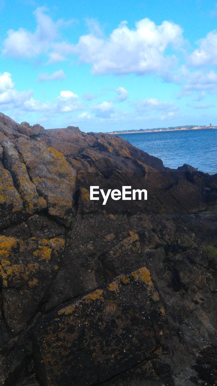 SCENIC VIEW OF SEA AND MOUNTAINS AGAINST SKY