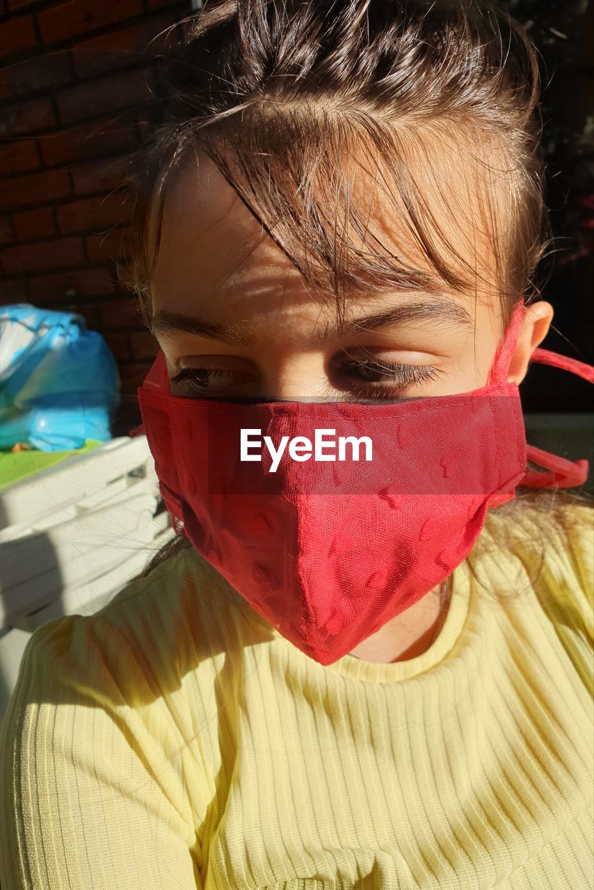 Close-up portrait of a girl, love read, mondmaskers, coronavirus, bescherming,  sun, colors.,