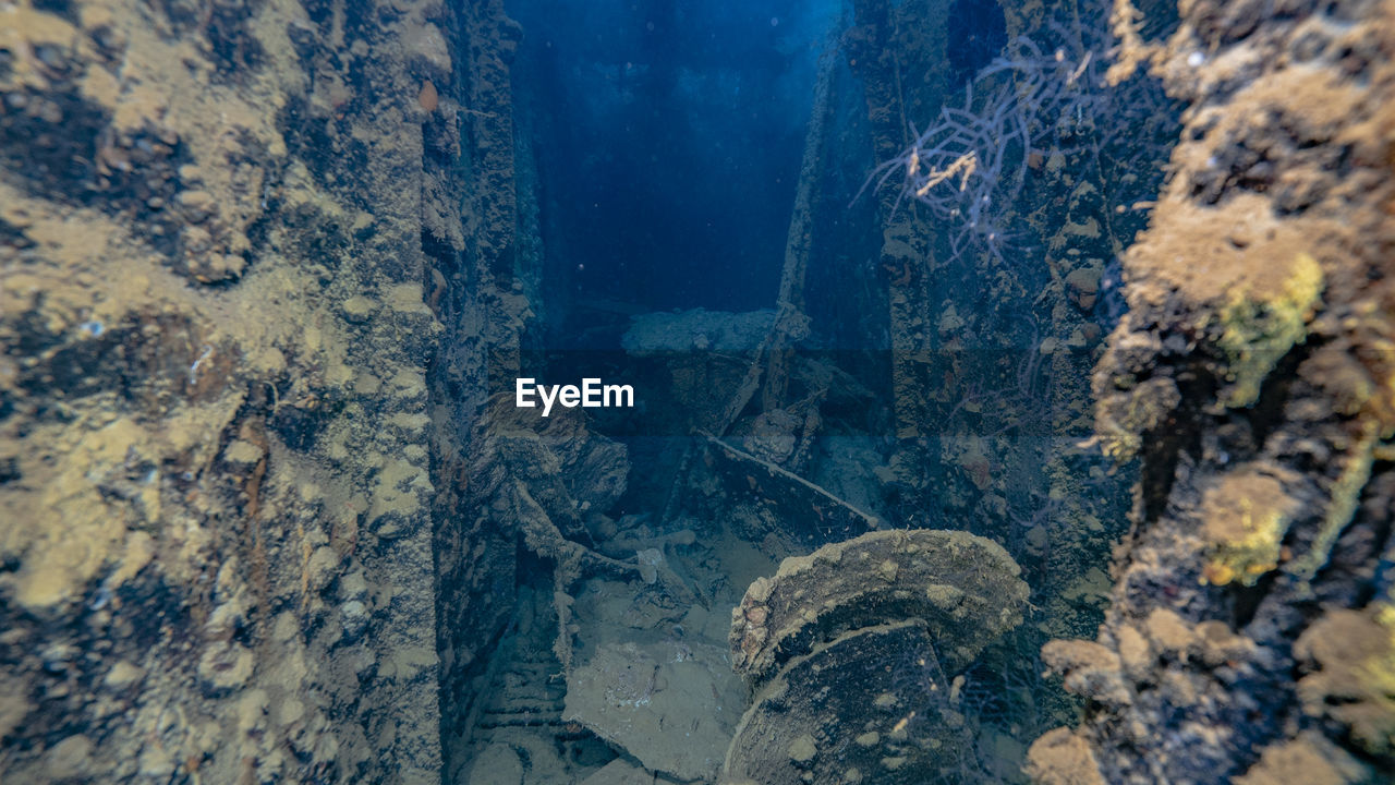 CLOSE-UP OF ROCK ON SEA