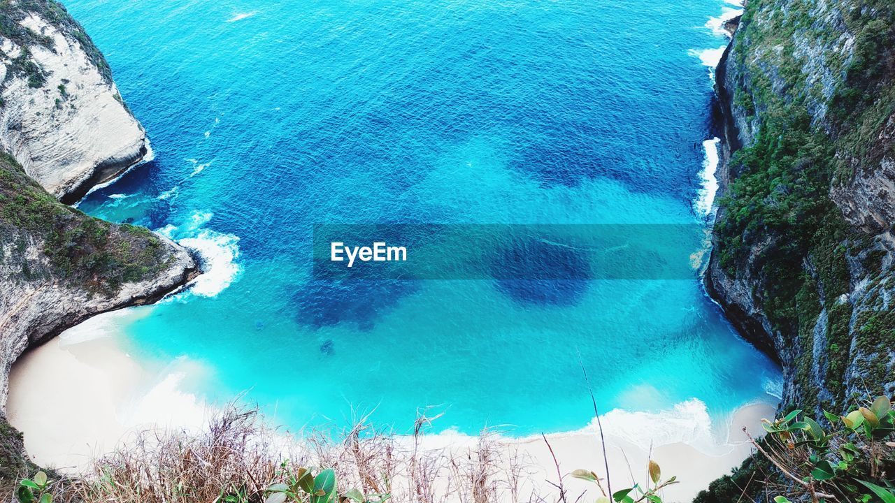 HIGH ANGLE VIEW OF ROCKS AT SEA SHORE