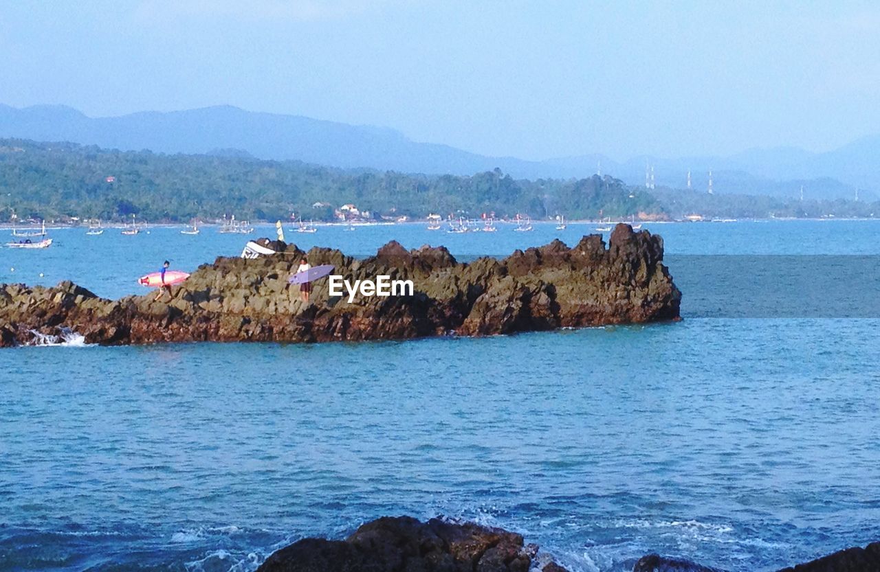 SCENIC VIEW OF SEA AND ROCK FORMATION AGAINST SKY