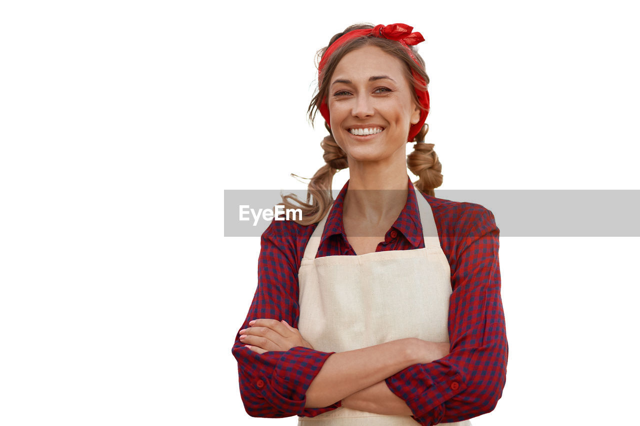 PORTRAIT OF A SMILING YOUNG WOMAN