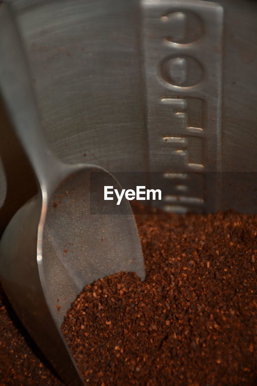 HIGH ANGLE VIEW OF COFFEE CUP ON WOOD