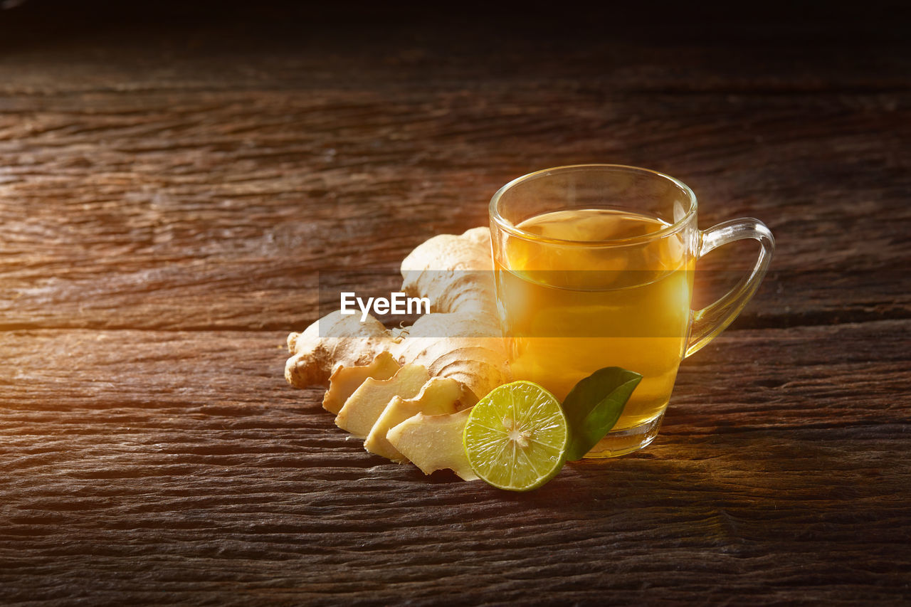 CLOSE-UP OF TEA IN CUP ON TABLE