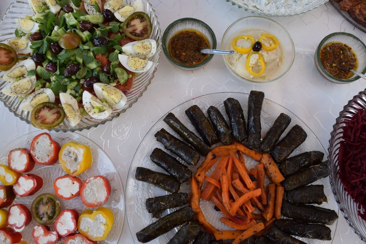 HIGH ANGLE VIEW OF FOOD SERVED IN PLATE