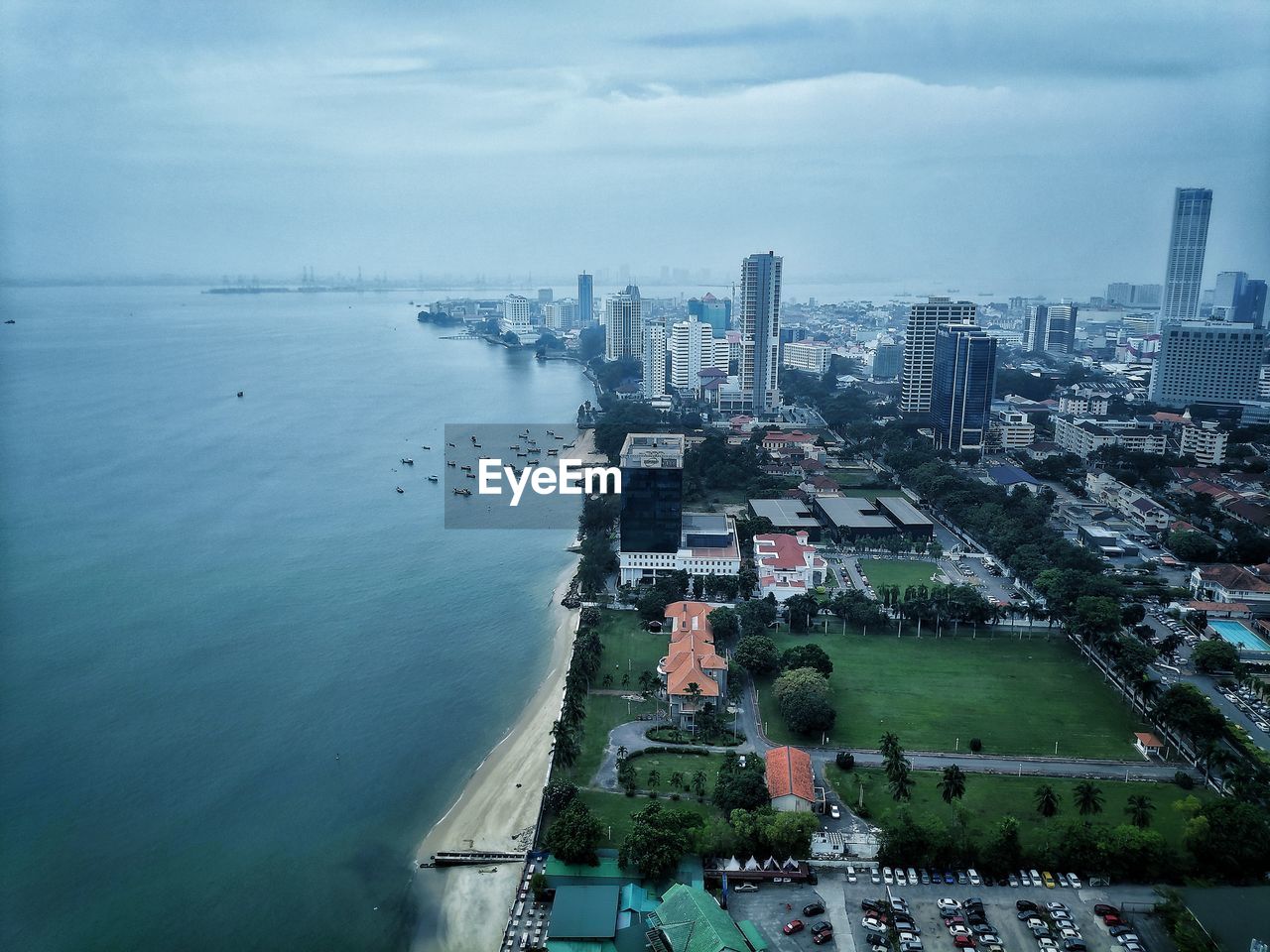 HIGH ANGLE VIEW OF BUILDINGS IN CITY AGAINST SKY