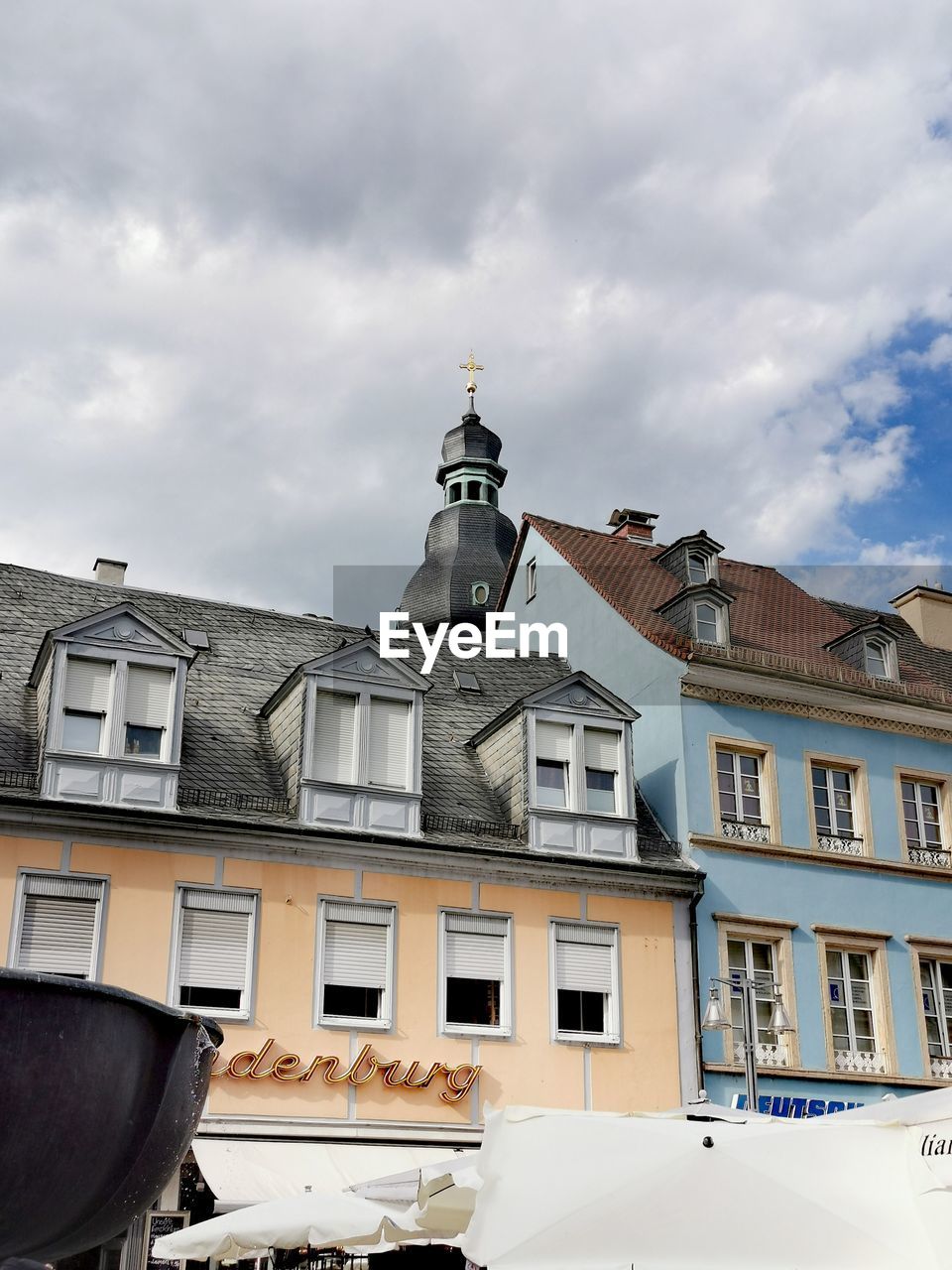 LOW ANGLE VIEW OF BUILDING AGAINST CLOUDY SKY