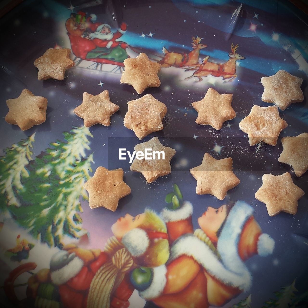 HIGH ANGLE VIEW OF COOKIES IN CONTAINER ON TRAY