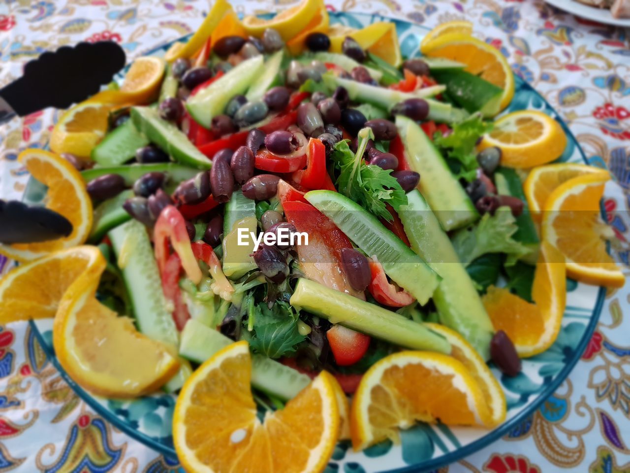 HIGH ANGLE VIEW OF CHOPPED VEGETABLES IN PLATE